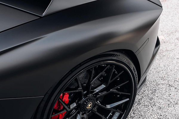 Фото дисков Brixton Forged TR05 Черный глянец на Lamborghini Aventador