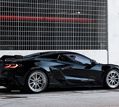 Фото дисков AL13 R10 на Chevrolet Corvette C8