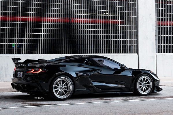 Фото дисков AL13 R10 Глянцевый лак на Chevrolet Corvette C8