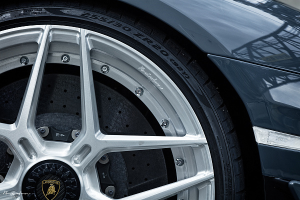 Фото дисков Brixton Forged WR7 Глянцевый лак на Lamborghini Aventador