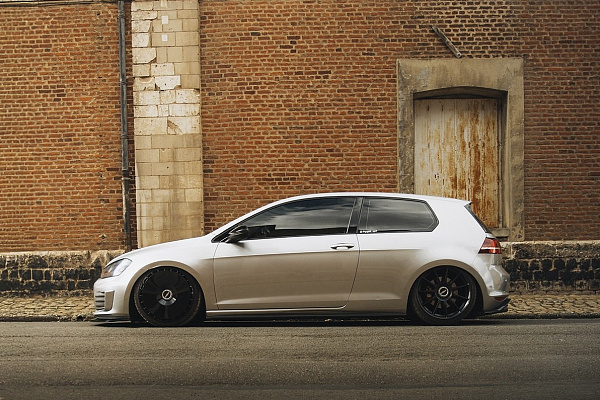Фото дисков Rotiform DTM Черный сатин на Volkswagen Golf VII