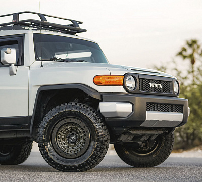 Фото дисков Black Rhino BARRICADE на Toyota FJ Cruiser