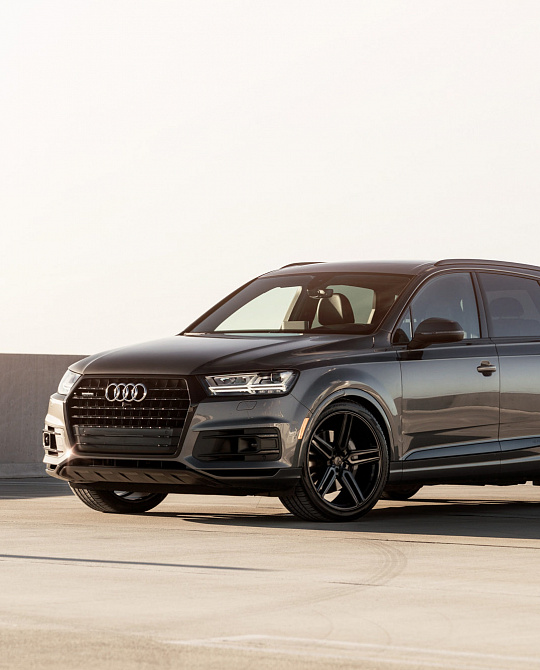 Фото дисков HF-1 Глянцевый темный лак на Audi Q7 (4M)