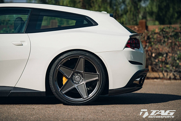 Фото дисков HRE 505M Глянцевый темный лак на Ferrari California