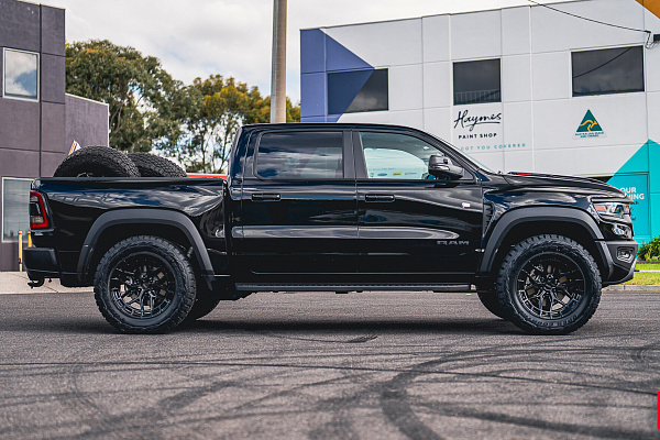 Фото дисков Vossen HFX-1 (6-Lug) Черный глянец на Ram 1500 V