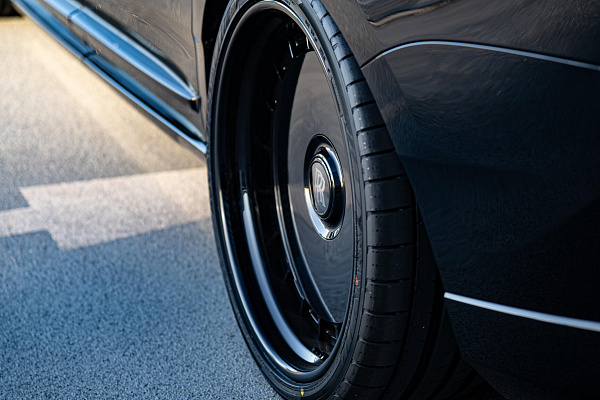 Фото дисков HRE 935 Черный глянец на Rolls-Royce Cullinan