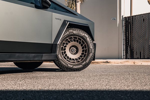 Фото дисков Brixton Forged TR09 AERO1 Другой цвет на Tesla Cybertruck