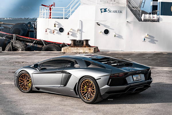 Фото дисков Strasse Wheels SV10M Track Сатиновая бронза на Lamborghini Aventador