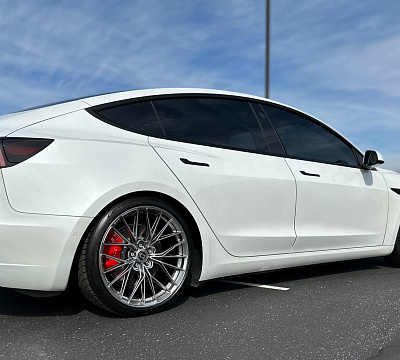 Фото дисков HRE FF28 на Tesla Model 3