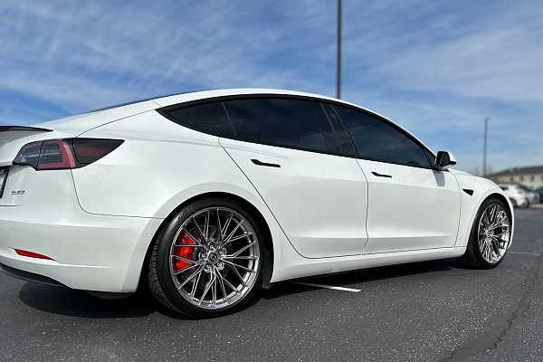 Фото дисков HRE FF28 Глянцевый тонированный лак на Tesla Model 3