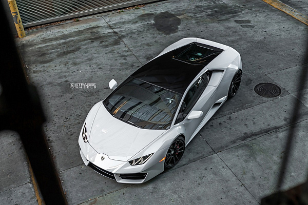Фото дисков Strasse Wheels SV1 Deep Concave Monoblock Черный глянец на Lamborghini Huracan