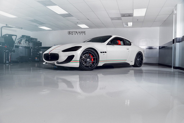 Фото дисков Strasse Wheels SM5 Deep Concave Черный сатин на Maserati GranTurismo I
