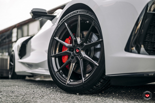 Фото дисков Vossen EVO-2 Глянцевый темный лак на Chevrolet Corvette C8