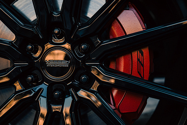 Фото дисков Vossen HF6-1 Черный глянец на Cadillac Escalade V