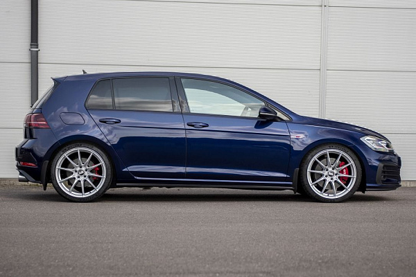 Фото дисков Bola FLB Сатиновый лак на Volkswagen Golf VII