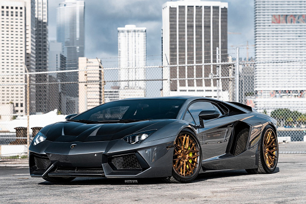 Фото дисков Strasse Wheels SV10M Track Сатиновая бронза на Lamborghini Aventador