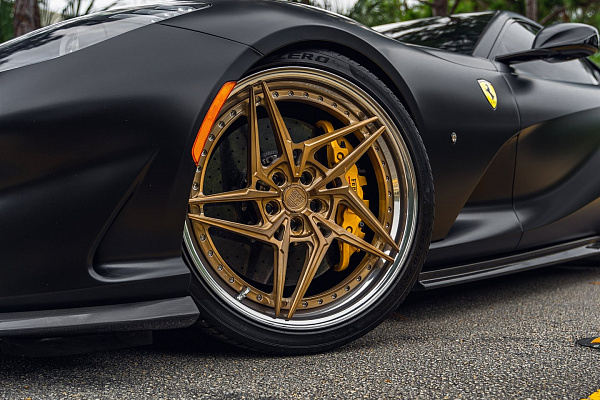 Фото дисков Anrky S3-X3 Глянцевое темное золото на Ferrari 812