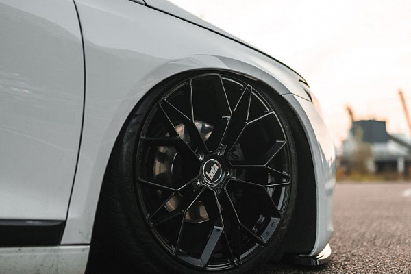 Фото дисков Bola FLF Черный глянец на Volkswagen Scirocco III