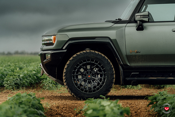 Фото дисков Vossen LC3-01 Черный глянец на GMC Hummer EV