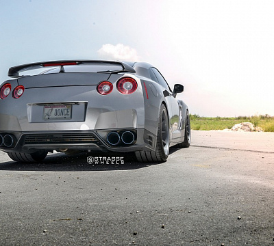 Фото дисков Strasse Wheels R10 Deep Concave на Nissan GT-R