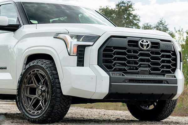 Фото дисков 4PLAY 4P55 Сатиновая бронза на Toyota Tundra III