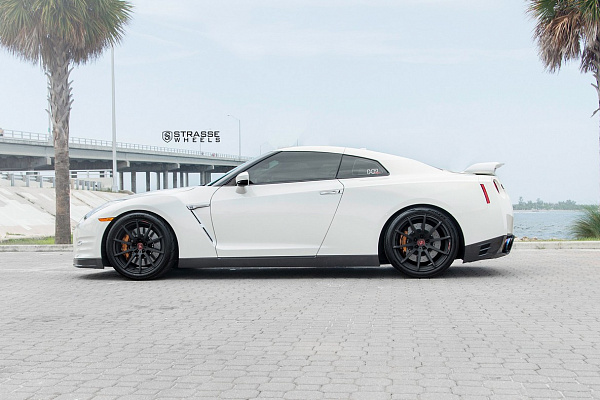 Фото дисков Strasse Wheels R10 Deep Concave Monoblock Черный сатин на Nissan GT-R