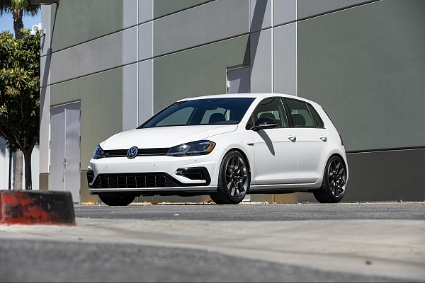 Фото дисков Rotiform ZMO Сатиновый темный лак на Volkswagen Golf VII
