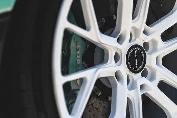 Фото дисков Brixton Forged PF10 Белый глянец на McLaren 720S