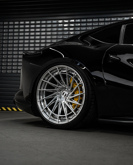 Фото дисков R801 2-Piece Полированный лак на Ferrari 812