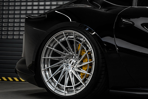 Фото дисков Radi8 R801 2-Piece Полированный лак на Ferrari 812
