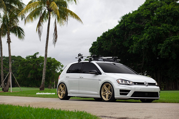 Фото дисков HRE P107 Сатиновое золото на Volkswagen Golf VII