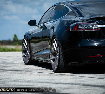 Фото дисков BC Forged HCA381 на Tesla Model S