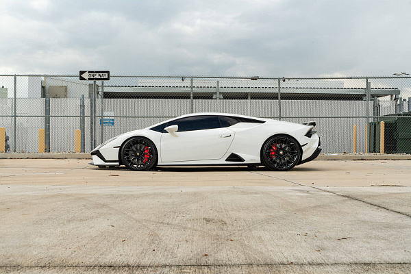 Фото дисков HRE P200 Черный глянец на Lamborghini Huracan