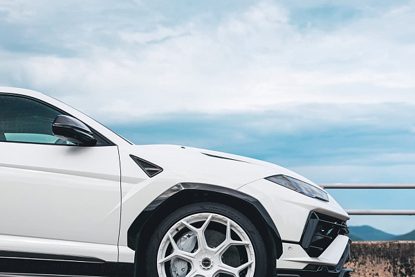 Фото дисков Brixton Forged MW03 Белый глянец на Lamborghini Urus