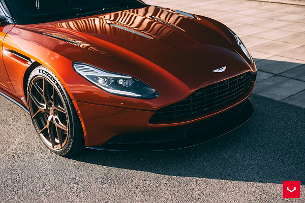 Фото дисков Vossen HF-5 Сатиновая бронза на Aston Martin DB11