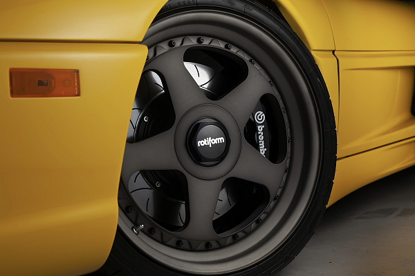 Фото дисков Rotiform ROC Черный сатин на Ferrari 348