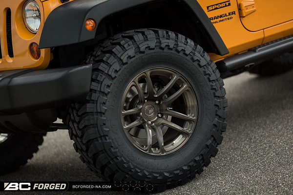 Фото дисков BC Forged RZ01 Глянцевый темный лак на Jeep Wrangler III (JK)