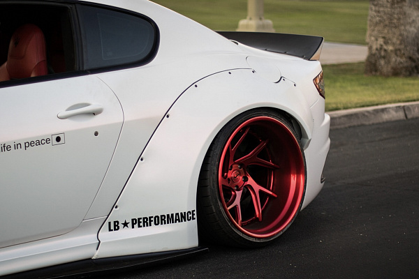Фото дисков Savini SV67 Красный глянец на Maserati GranTurismo I
