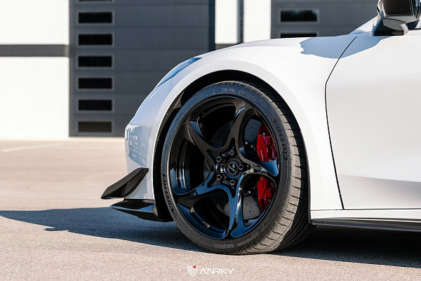 Фото дисков Anrky XR-105 Черный глянец на Chevrolet Corvette C8