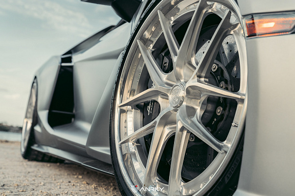 Фото дисков Anrky XR-301 Глянцевый лак на Lamborghini Revuelto