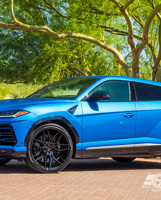 Фото дисков Bogota Черный глянец на Lamborghini Urus