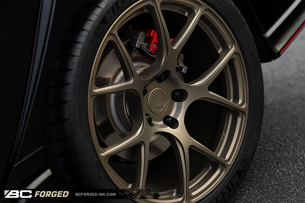 Фото дисков BC Forged RZ05 Сатиновая бронза на Honda Civic Type R FL5