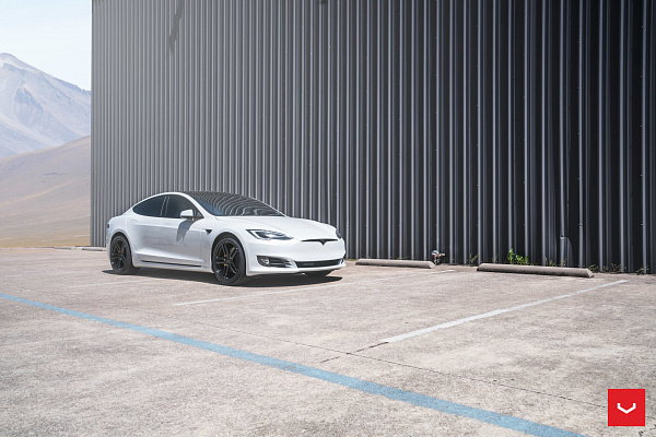 Фото дисков Vossen HF-1 Черный глянец на Tesla Model S