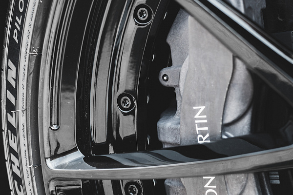 Фото дисков Brixton Forged WR3.2 Черный глянец на Aston Martin Vantage 4