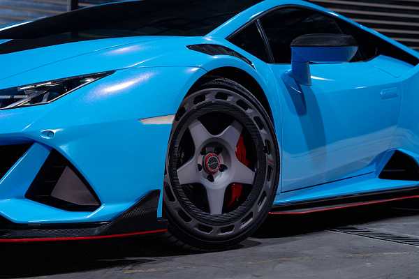 Фото дисков Brixton Forged TR04 Сатиновый темный лак на Lamborghini Huracan