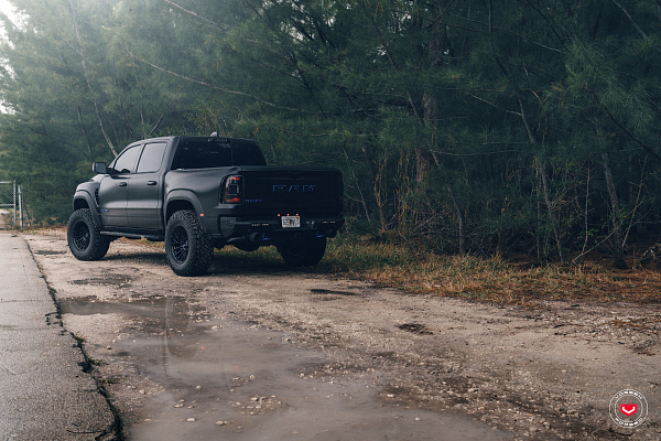 Фото дисков Vossen VFX-02T Черный глянец на Ram 1500 V