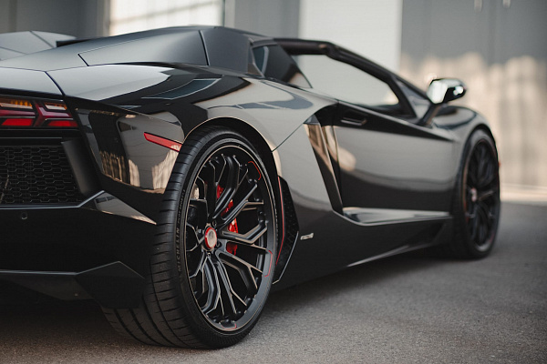 Фото дисков Brixton Forged PF10-RS Черный глянец на Lamborghini Aventador
