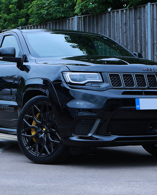 Фото дисков S17-01 Глянцевый темный лак на Jeep Grand Cherokee IV