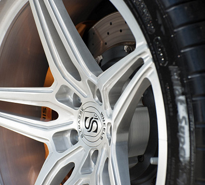 Фото дисков Strasse Wheels SV2 Deep Concave Monoblock на Nissan GT-R
