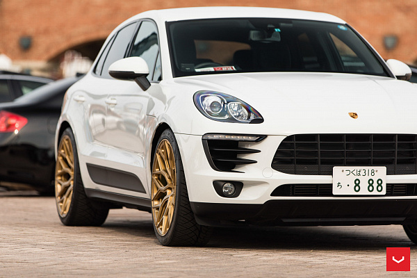 Фото дисков Vossen HF-2 Сатиновое золото на Porsche Macan I